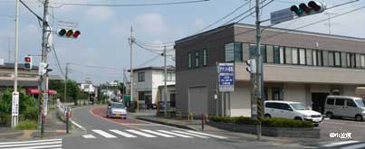 相模原支店「相模川自然の村入口」信号の角です。